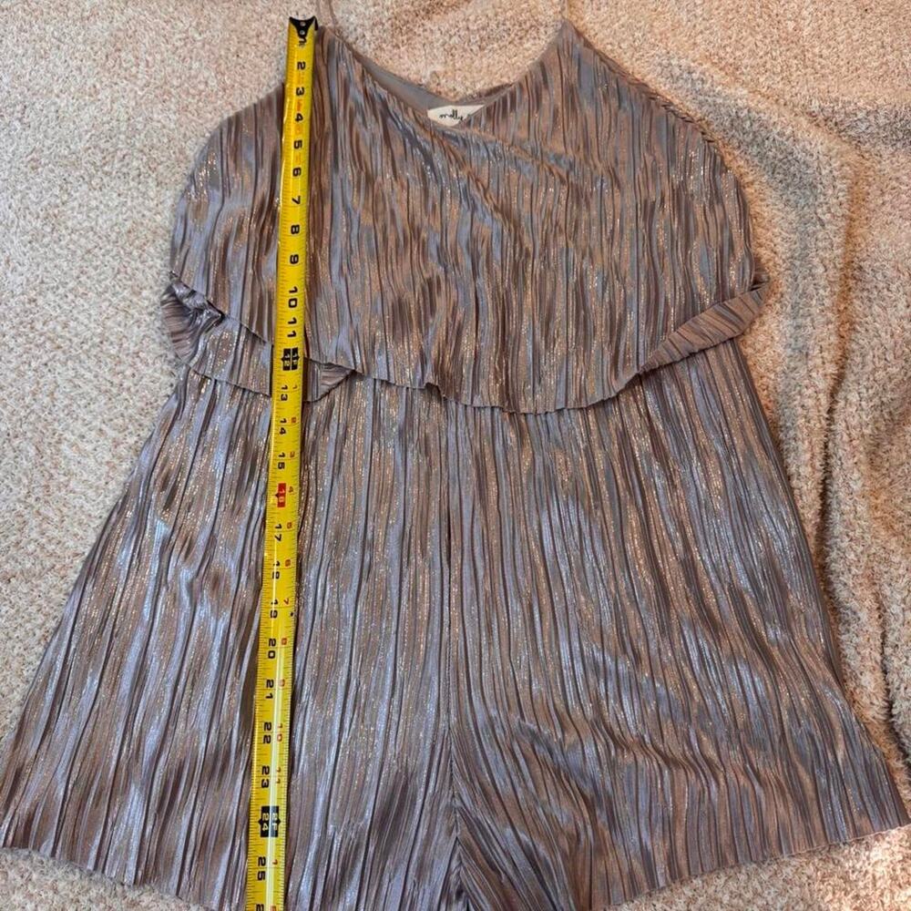 Chic shimmery champagne metallic pleated romper - Picture 6 of 8